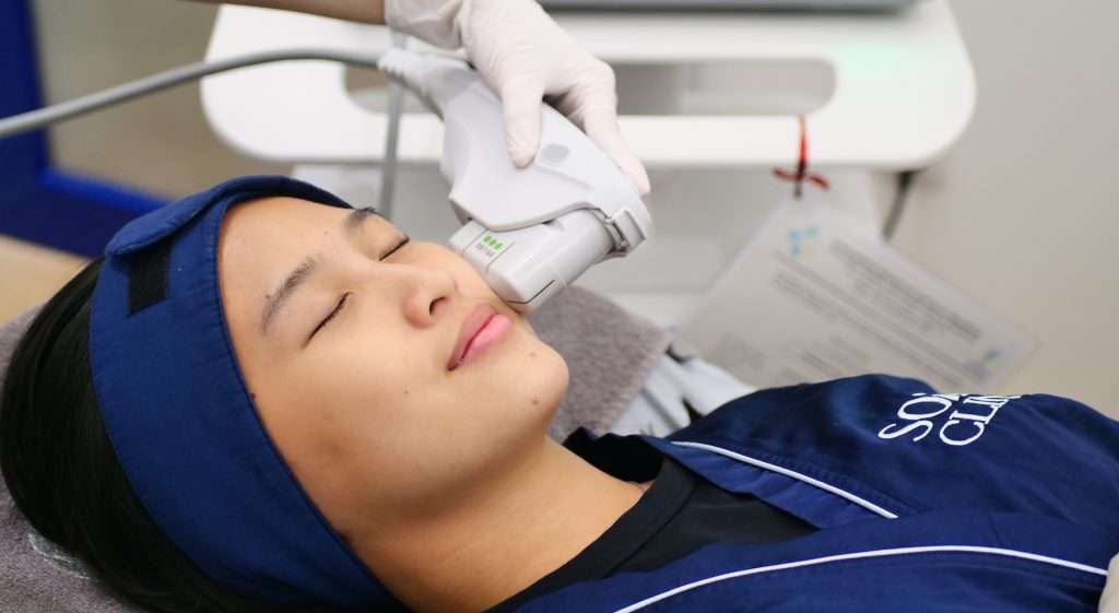 Wajah Kendur Bikin Nggak PD? Ini Solusi Face Lifting Tanpa Operasi!
