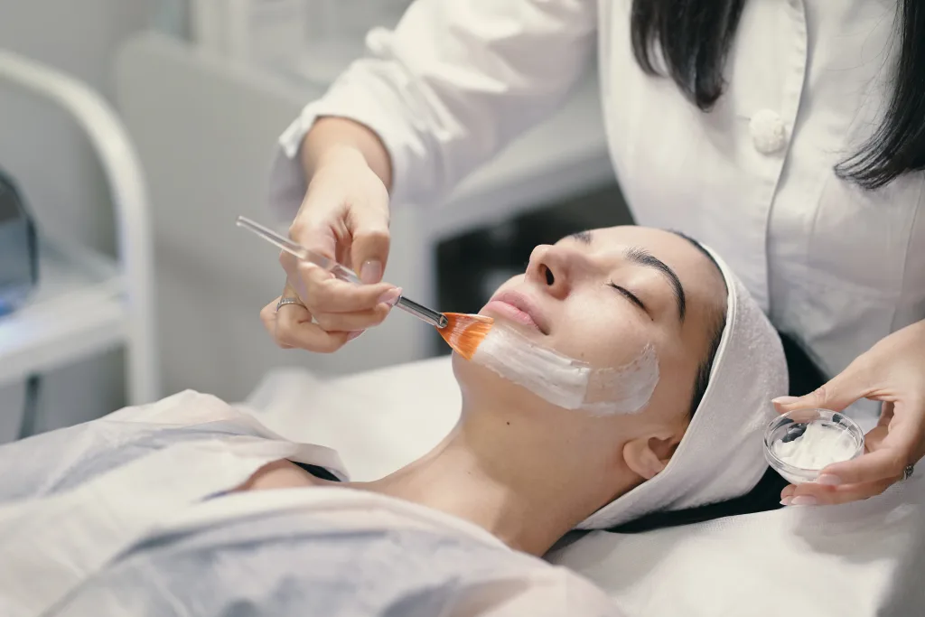 Bingung dengan Kulit Kusam dan Komedo? Coba Facial Ini!