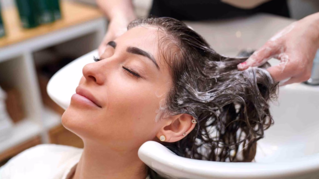 Hair Spa Adalah Kunci Rambut Sehat: Kapan Dibutuhkan & Di Mana Perawatan Terbaik