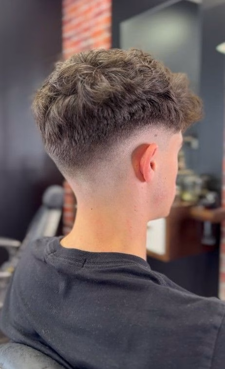 pria dengan model rambut High Taper Fade