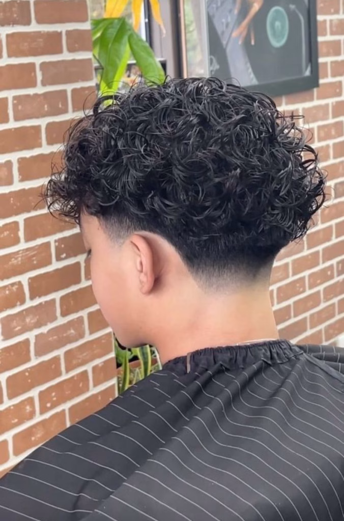 pria dengan model rambut Curly Edgar Cut