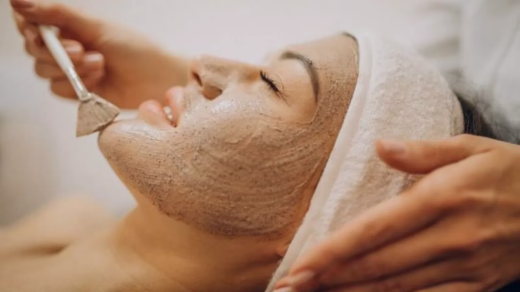 Eksfoliasi Wajah Adalah Kunci Kulit Glowing: Panduan & Cara Tepat