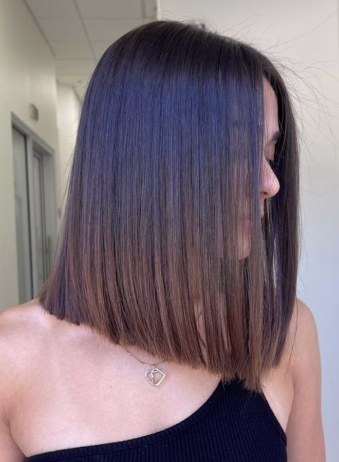 Wanita dengan model rambut Straight Cut