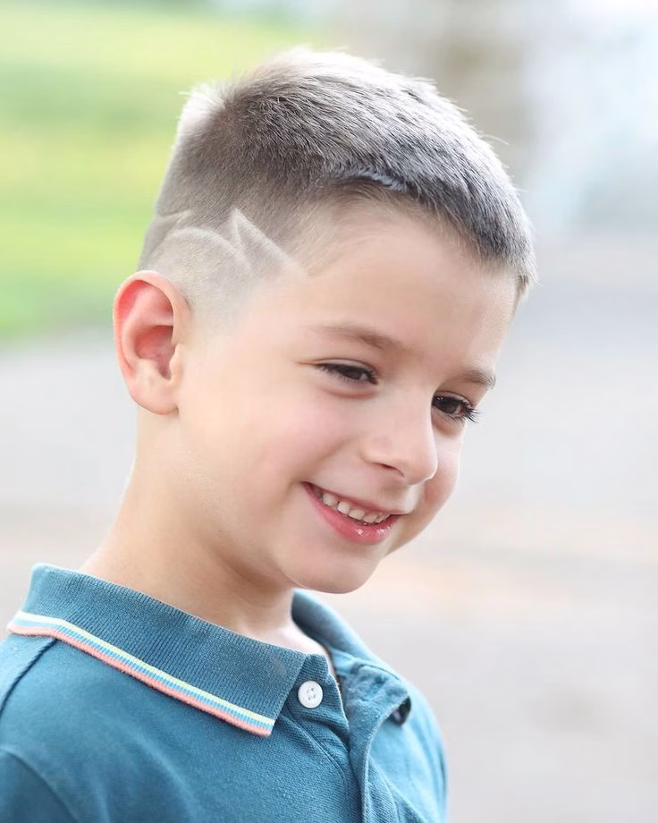 anak laki laki dengan model rambut crew cut 