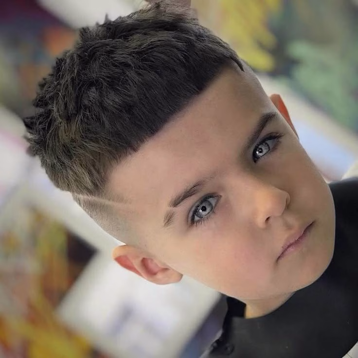 Anak dengan model rambut french crop 